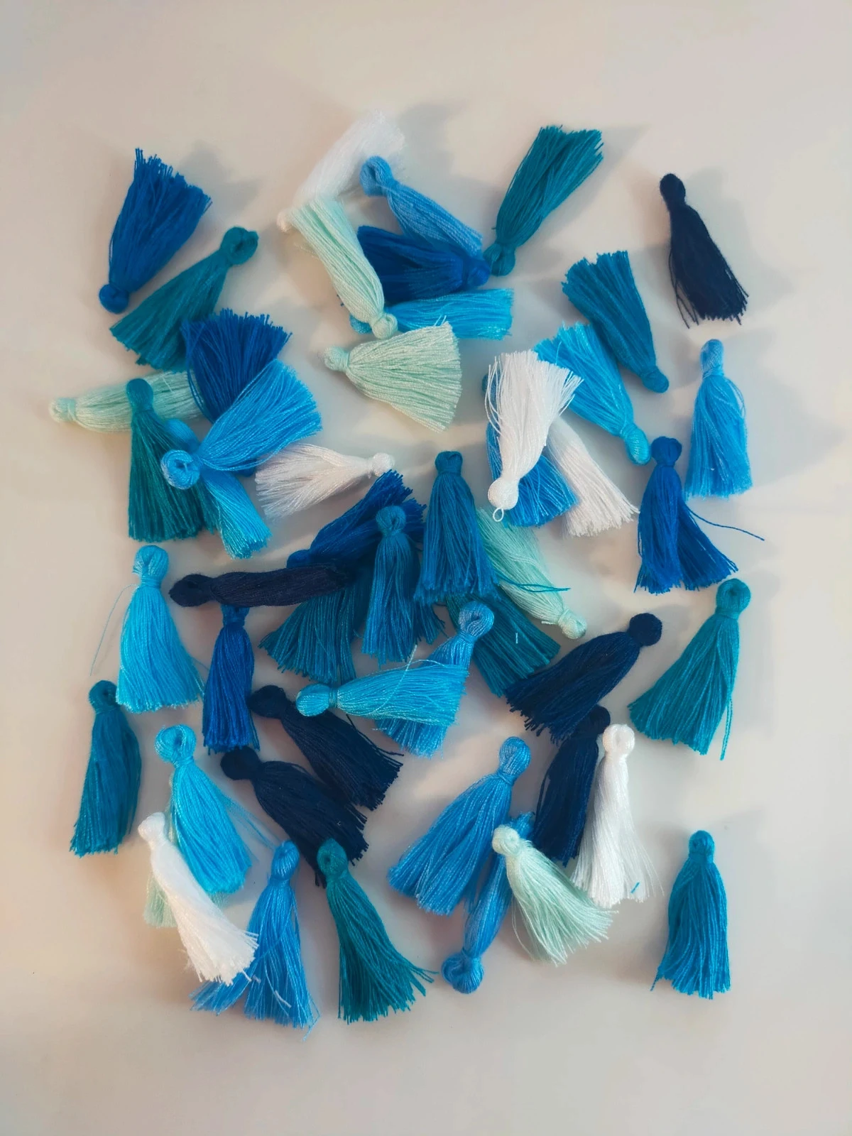 50 pompons bleu et blanc lot n°6590